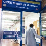 Colegio Miguel de Unamuno con indicaciones como si fuera el metro de Madrid @Gonzalo Pérez Mata 