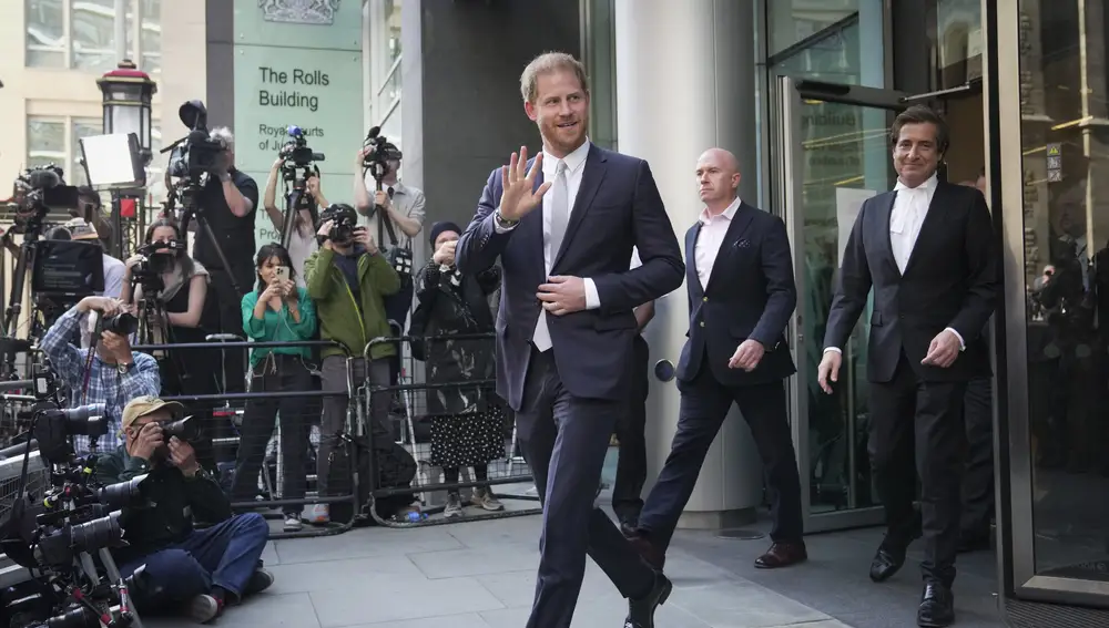 El príncipe Harry sale de declarar, el pasado verano en Londres