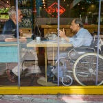 Antonio Castillo, voluntario de Nadiesolo, y José Sánchez, usuario de esta ONG y amigo de Antonio desde hace más de seis años, charlaban este martes en una cafetería de Madrid