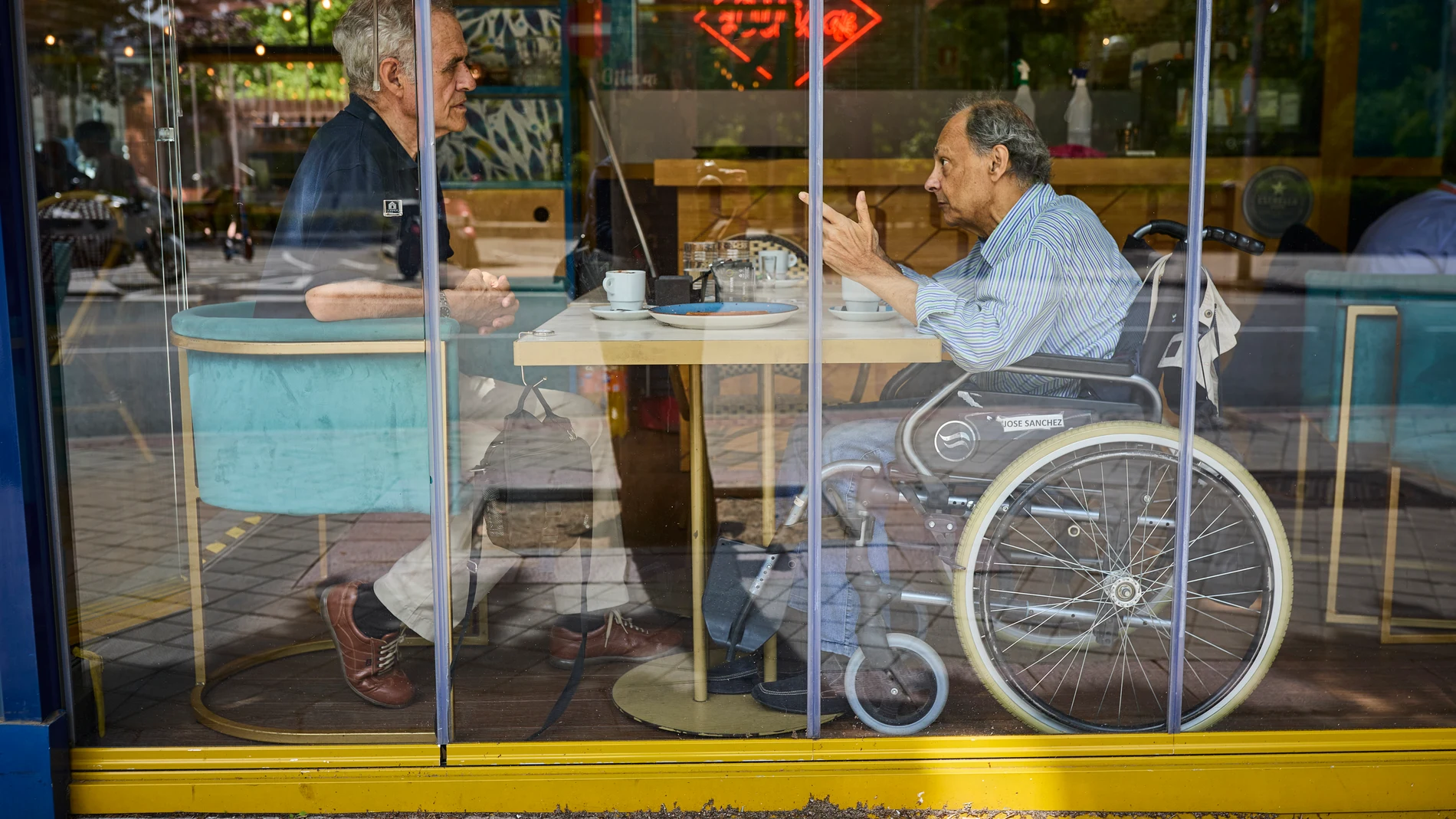 Antonio Castillo, voluntario de Nadiesolo, y José Sánchez, usuario de esta ONG y amigo de Antonio desde hace más de seis años, charlaban este martes en una cafetería de Madrid