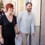 Los portavoces de Compromís Àgueda Micó y Alberto Ibáñez tras la reunión en la que la Ejecutiva de Compromís ha ratificado en la mañana de este viernes el acuerdo de la coalición con Sumar 
