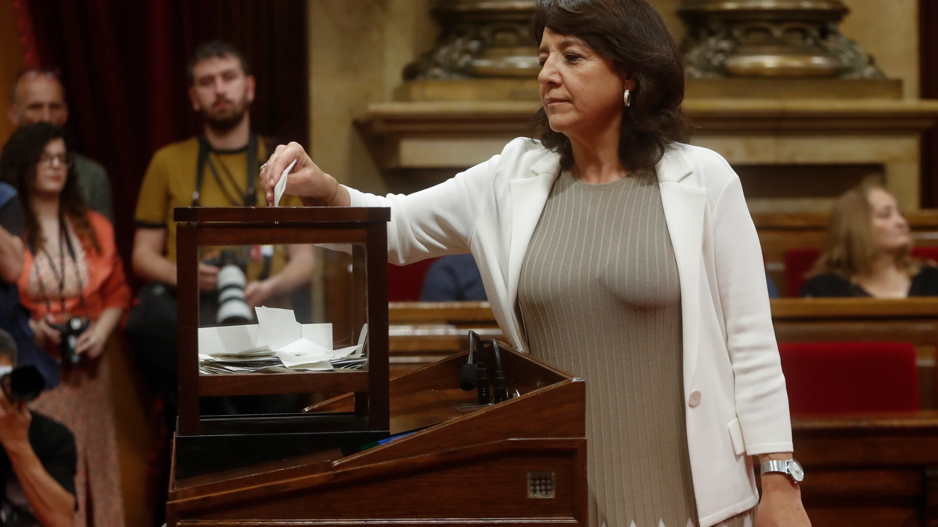 GRAFCAT1404. BARCELONA (ESPAÑA), 09/06/2023.-La candidata de JxCat, Anna Erra, vota en el Parlament de Cataluña, que ha iniciado este viernes, sobre las 12:00 horas, la sesión plenaria en la que deberá elegir a la persona que sustituirá a Laura Borràs en la presidencia de la cámara catalana, un cargo para el que tiene todos los números de ser escogida la candidata de JxCat, Anna Erra. EFE/ Marta Pérez
