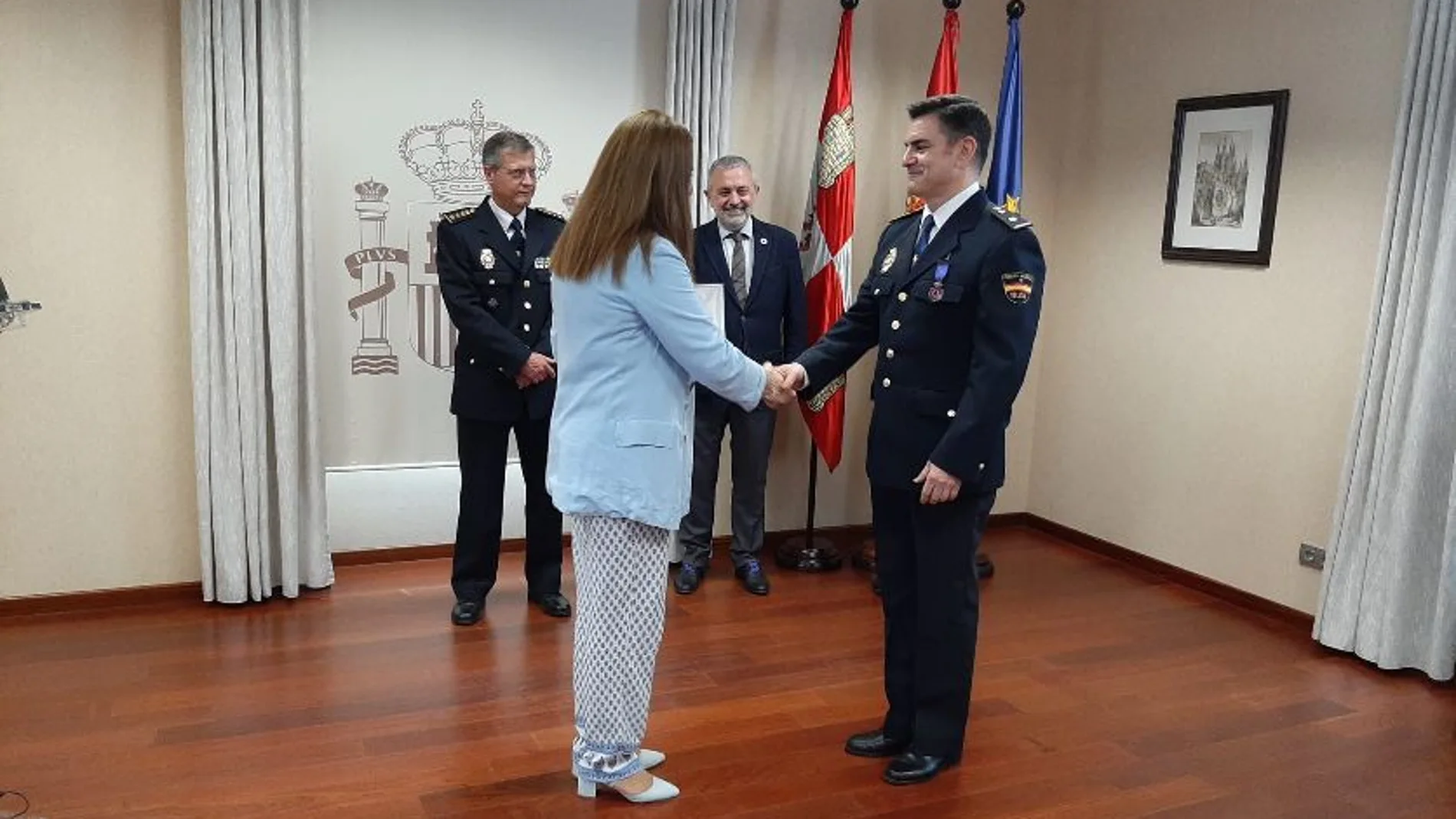 La delegada del Gobierno, Virginia Barcones, entrega las medallas a los agentes