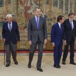 MADRID, 12/06/2023.- El rey Felipe VI (c) posa junto a los expresidentes del Gobierno de España José Luis Rodríguez Zapatero (i), Felipe González (2i), José María Aznar (2d) y Mariano Rajoy (d) durante la reunión del Patronato del Real Instituto Elcano que ha presidiso el rey Felipe VI en el Palacio de El Pardo en Madrid, este lunes.