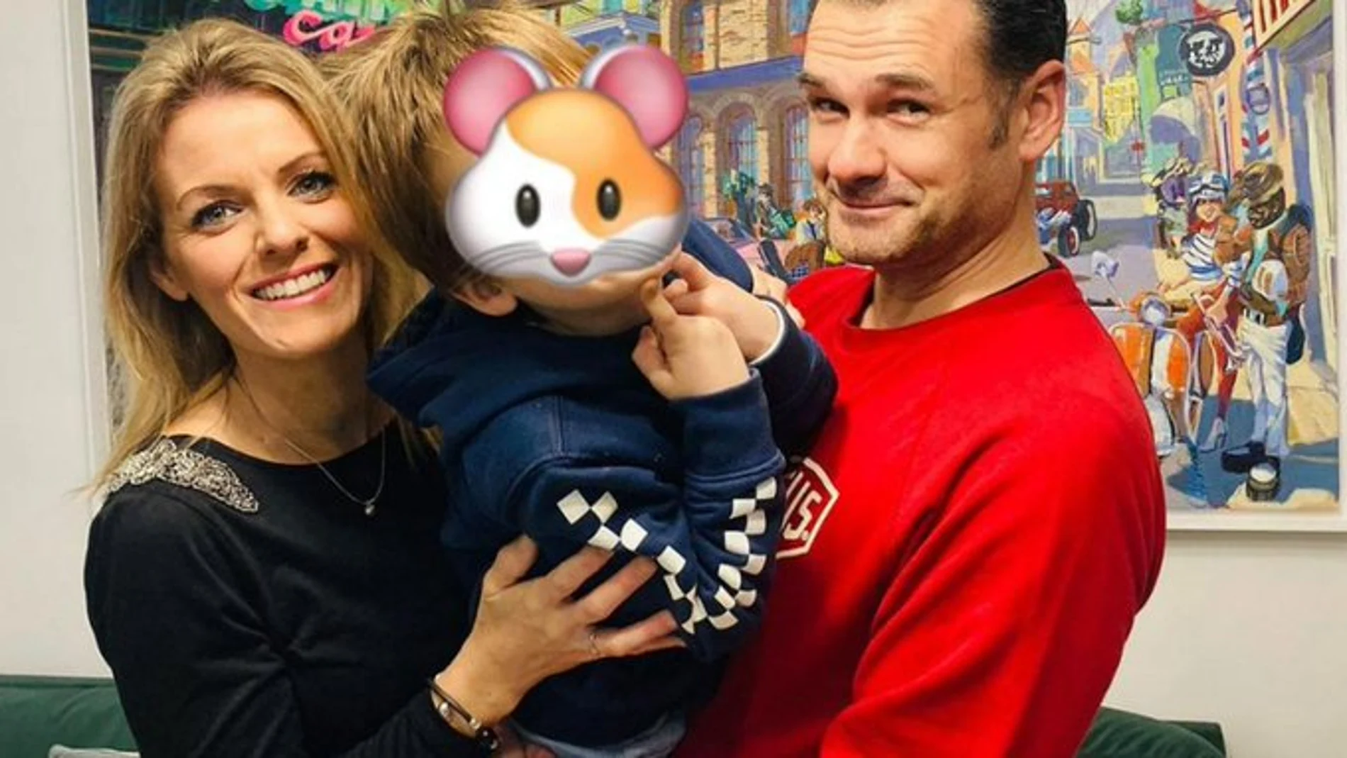 Iñaki López y Andrea Ropero con Roke, su hijo mayor