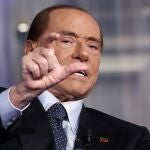 El exprimer ministro italiano y líder del partido 'Forza Italia', Silvio Berlusconi, habla durante la grabación del programa de Rai TV 'Porta a Porta', presentado por el periodista Bruno Vespa, en Roma