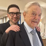 Alexander (izqda.) y George Soros en una imagen de Twitter