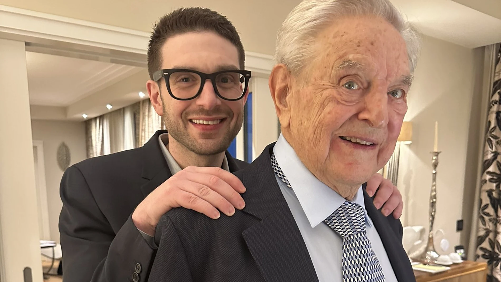Alexander (izqda.) y George Soros en una imagen de Twitter