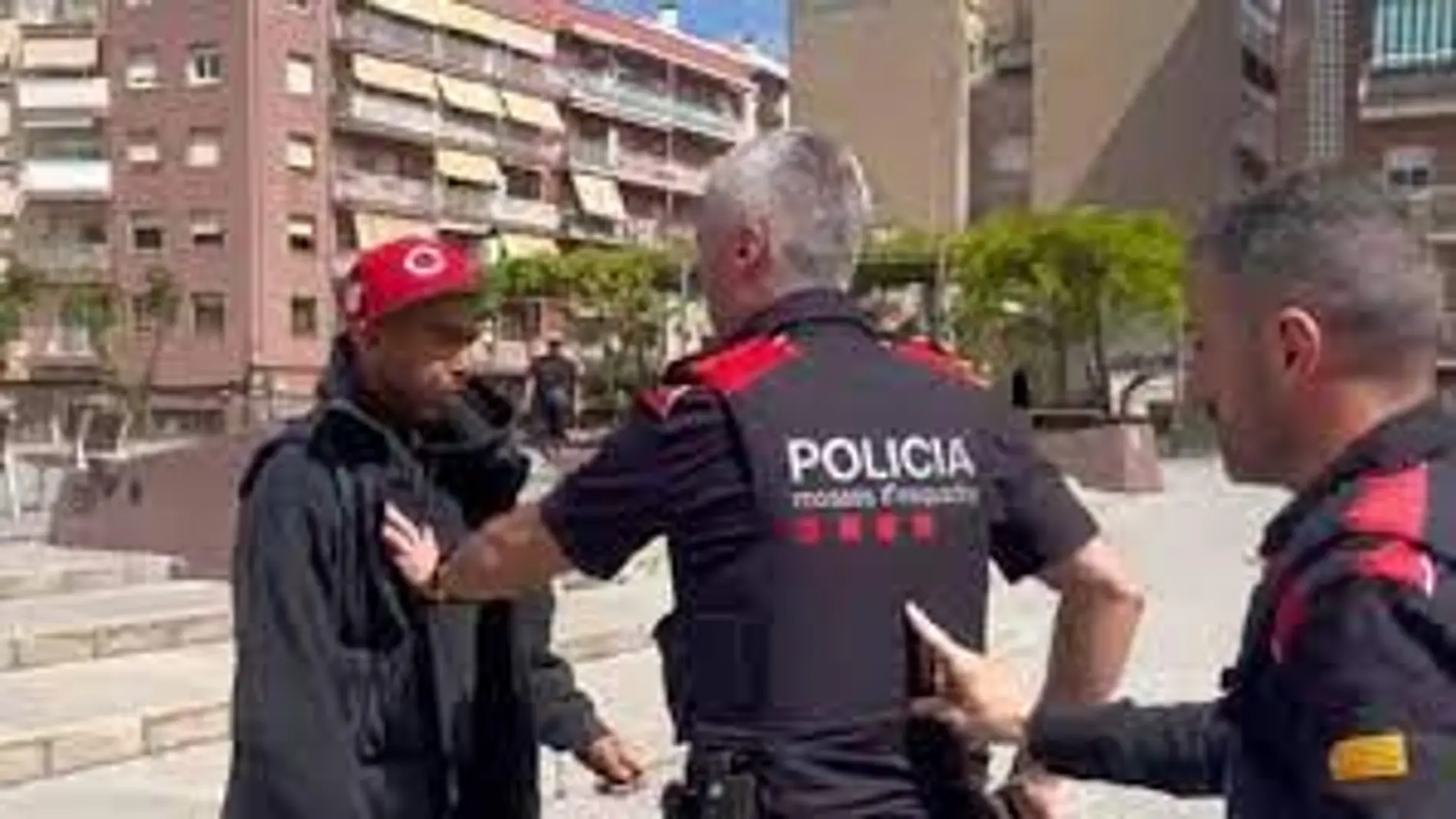 Momento de la agresión y deención del padre del jugador