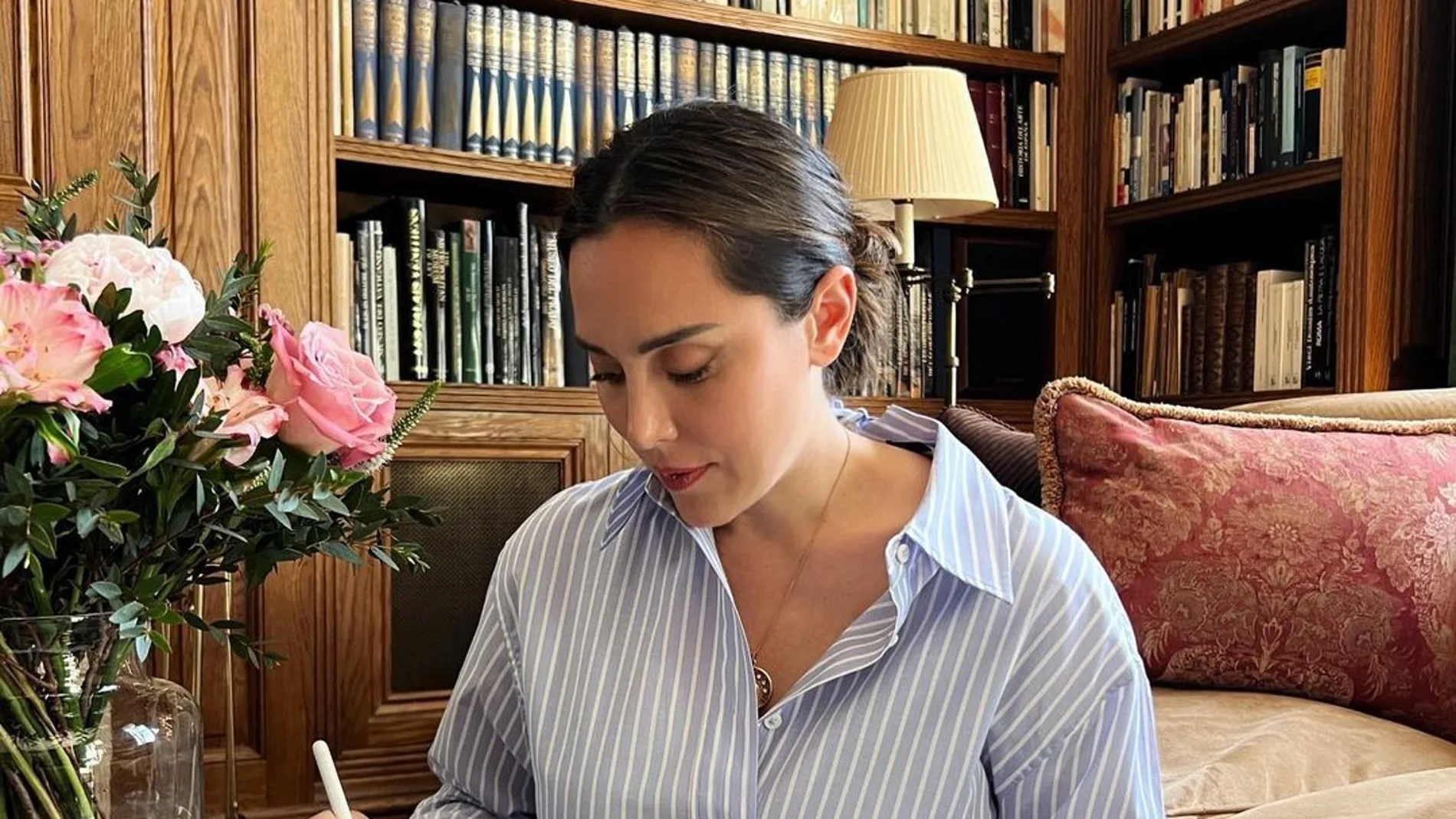 Tamara Falcó con camisa de rayas.