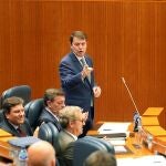 Mañueco, durante su cara a cara con el líder del PSOE, en presencia de Fernández Carriedo, González Gago y Veganzones