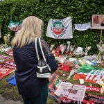 Flores, fotos y banderas depositadas frente a la entrada de Villa San Martino, la mansión de Silvio Berlusconi en Arcore (Milán)