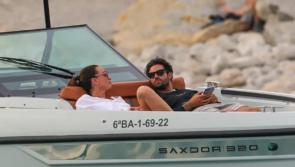 Juan Betancourt con una amiga en Ibiza