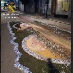 Algunas de las alfombras florales destrozadas