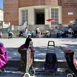 Colas del hambre con carritos de bebés junto a la parroquia de San Amaro para recibir alimentos.