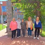 Mª Ángeles Velasco, gerocultora de Gerohotel, acompañada de varias usuarias de la residencia.