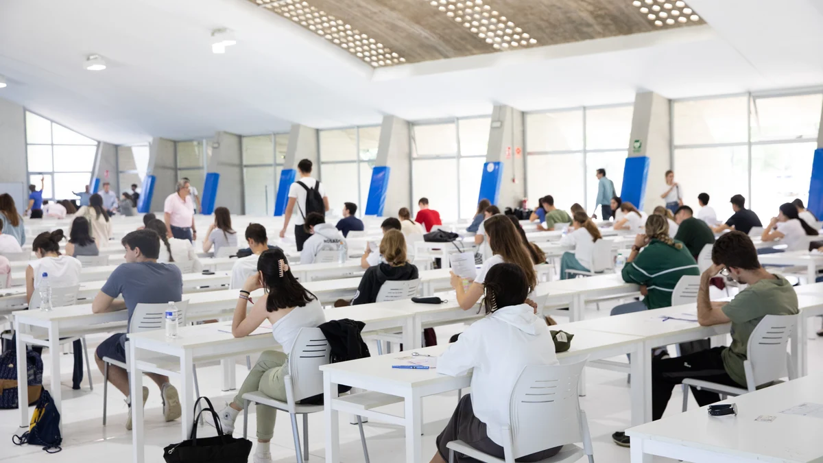Estudiantes preparados para realizar uno de los exámenes de las pruebas de acceso a la Universidad