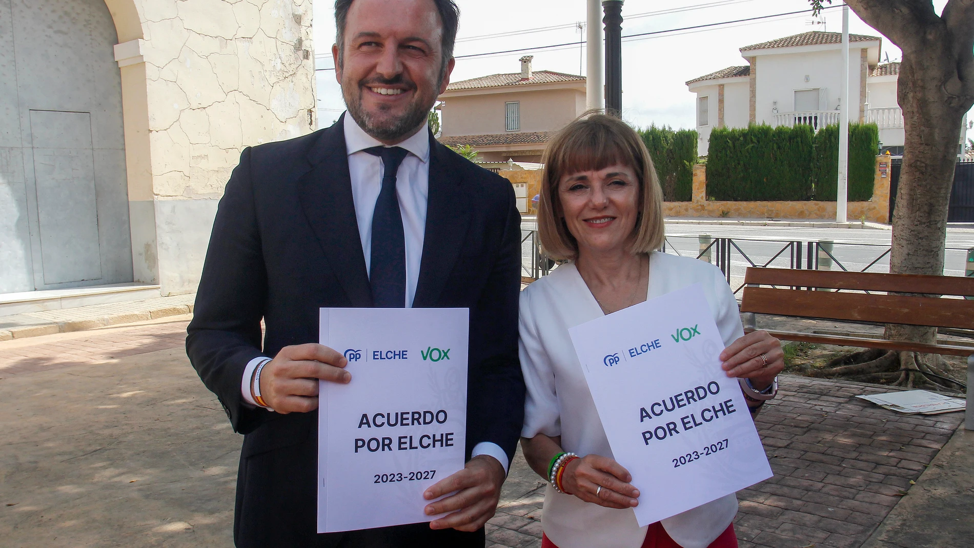 GRAFCVA3939. ELCHE (ALICANTE), 13/06/2023.- El candidato a la alcaldía del PP, Pablo Ruz, y la cabeza de lista de Vox, Aurora Rodil, durante el acto de la firma del acuerdo de gobierno que han cerrado para los próximos cuatro años en el Ayuntamiento de Elche, la tercera ciudad en población de la Comunitat Valenciana, previa al pleno de investidura del próximo sábado. EFE/Morell