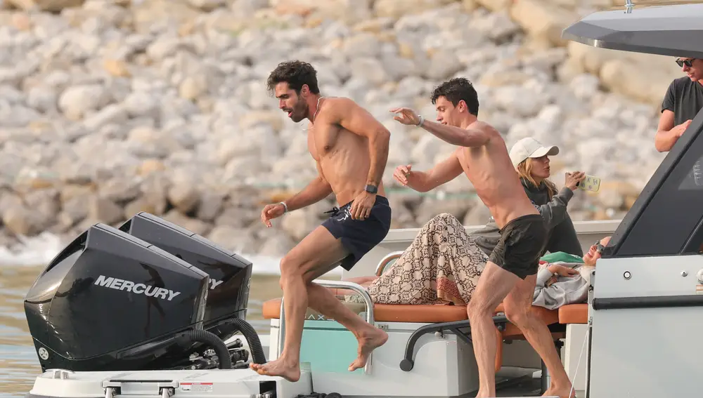 Juan Betancourt se divierte con amigos en Ibiza