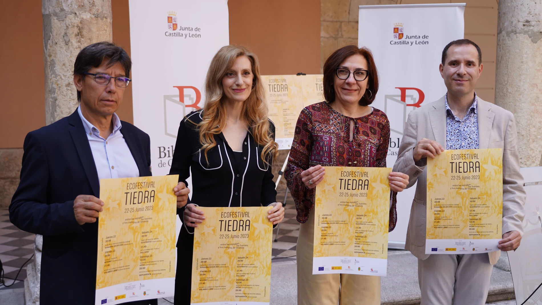 La viceconsejera de Acción Cultural de la Junta, Mar Sancho, el alcalde de Tiedra, Nunilo Gato, y los organizadores y productores del festival, Ludmila Shevyakova y Alfredo Gómez, presentan el Ecosfestival Tiedra