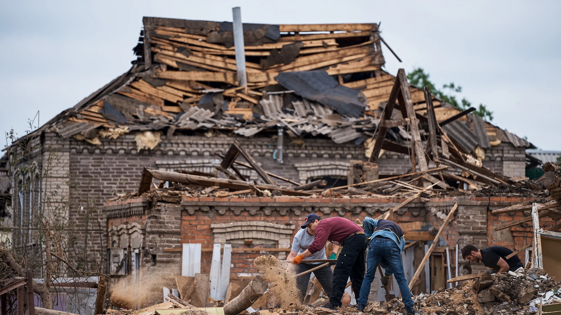 Kramatorsk (Ukraine), 14/06/2023.- Locals remove debris at the site of a damaged building after a missile strike in Kramatorsk, Donetsk region, eastern Ukraine, 14 June 2023, amid the Russian invasion. At least two people were killed and two others injured after a missile attack on Kramatorsk, the head of the civil administration of Donetsk region, Pavlo Kyrylenko reported. In Kostyantynivka, one person died and another was injured as a result of a rocket attack, Kyrylenko added. Russian troo...