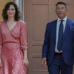  La presidenta de la Comunidad de Madrid, Isabel Diaz Ayuso, recibe al portavoz del PP en la Asamblea, Pedro Muñoz Abrines antes de una reunión mantenida en la sede de la Comunidad.
