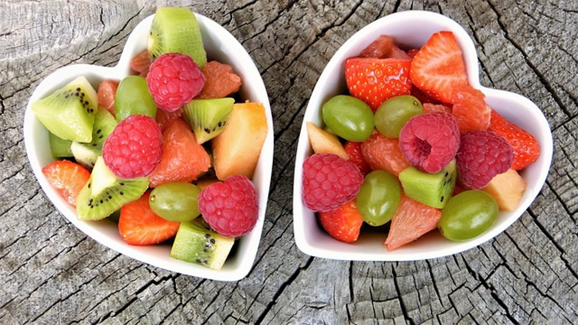 Dos platos de frutas