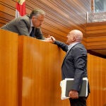 Jesús Julio Carnero se despide del presidente de las Cortes de Castilla y León, Carlos Pollán