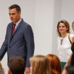 El presidente del Gobierno, Pedro Sánchez, con las vicepresidentas Teresa Ribera y Yolanda Díaz, ayer en el Palacio de la Moncloa