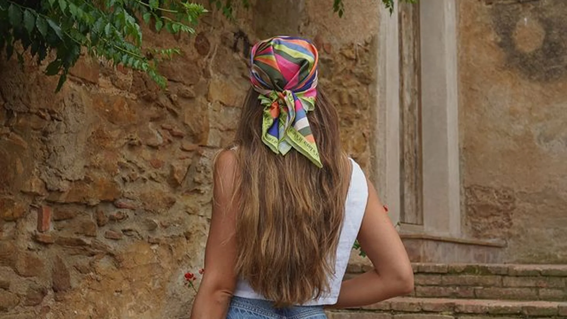 10 pañuelos con los que completar tu look al más puro estilo Lady Di
