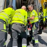 Sanitarios del Samur atienden a uno de los heridos