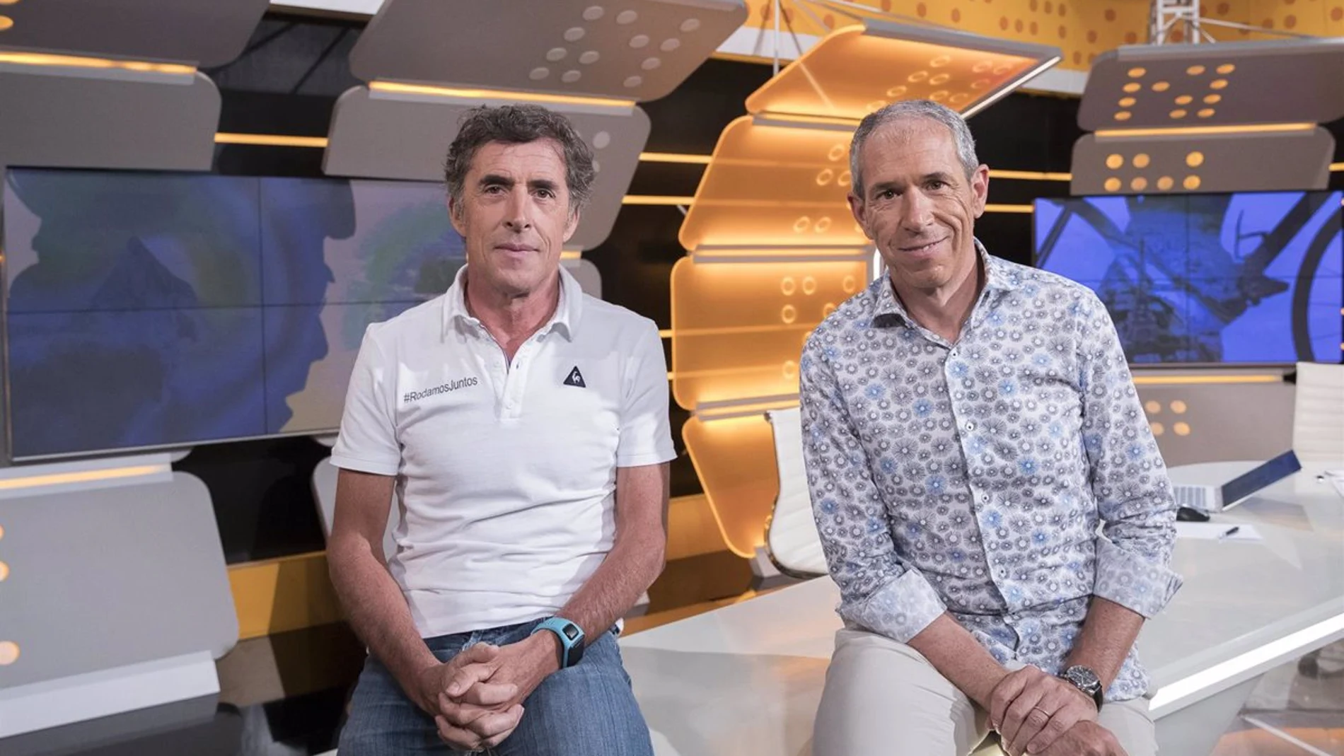 Perico Delgado y Carlos de Andrés en el estudio de RTVE