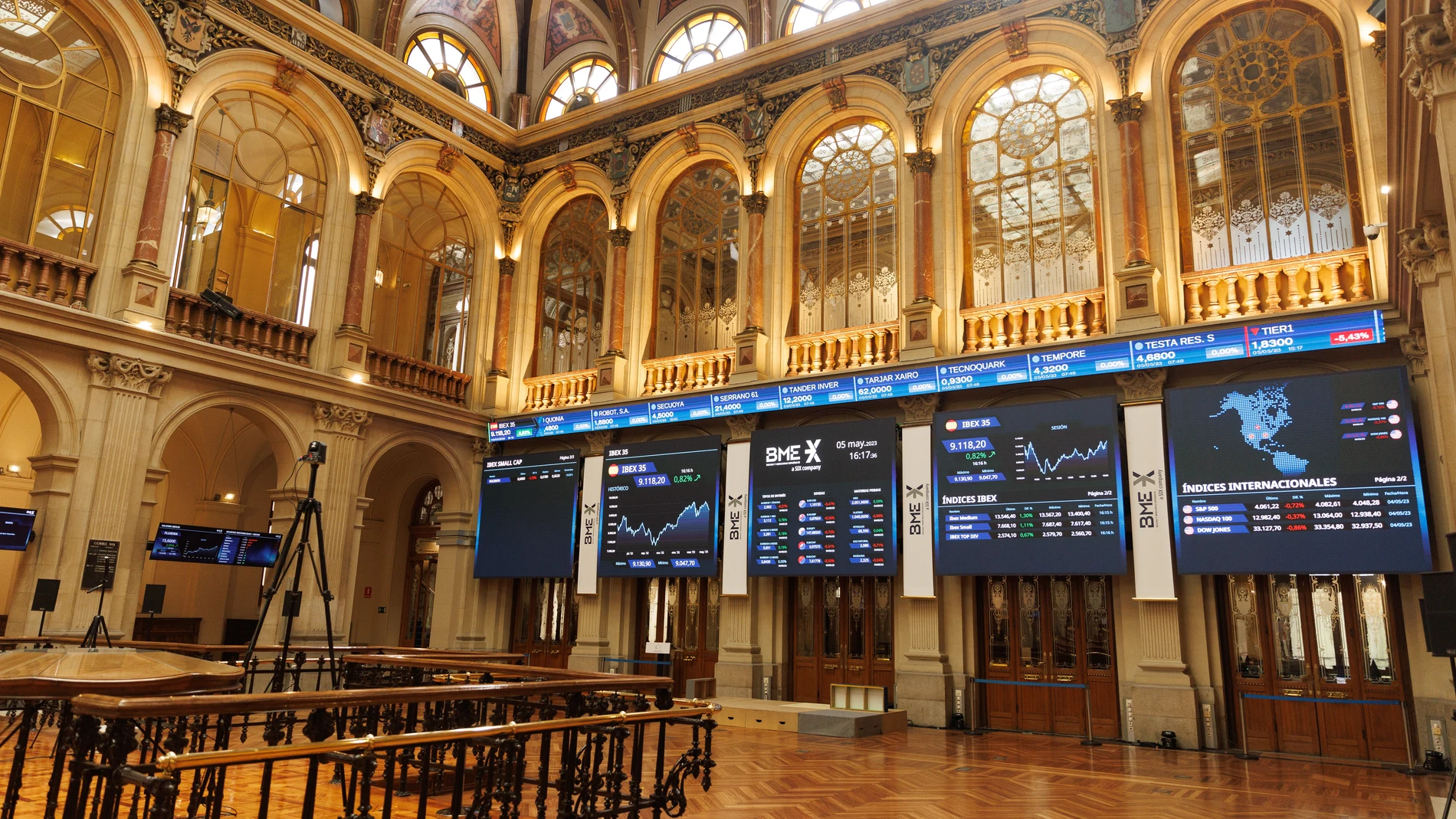 Economía/Bolsa.- El Ibex 35 sube un 0,39% en la media sesión y avanza sobre la cota de los 9.400 enteros