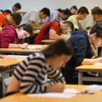 Estudiantes realizando las pruebas de la EBAU