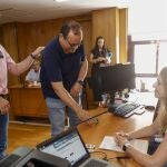 El alcalde en funciones y candidato socialista de Gestalgar (Valencia), Raúl Pardos (c), y el representante y número dos en la lista del PP, Enrique Ortega (i), durante el lanzamiento de dos dados