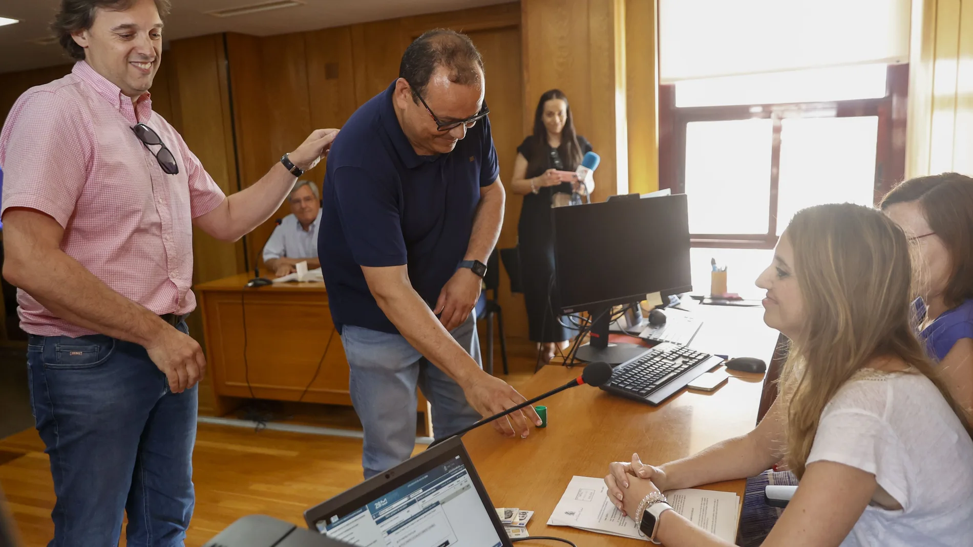 El alcalde en funciones y candidato socialista de Gestalgar (Valencia), Raúl Pardos (c), y el representante y número dos en la lista del PP, Enrique Ortega (i), durante el lanzamiento de dos dados