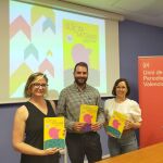 Las autoras Cristina Martínez y Marina Gordillo, junto al presidente de la Unió de Periodistes Vicent Marco