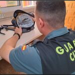 Un agente examina la mochila en la que se escondía lo robado