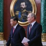 Moscow (Russian Federation), 20/03/2023.- Chinese President Xi Jinping (L) and Russian President Vladimir Putin (R) enter a hall for the documents signing ceremony after their Russia - China talks at the Kremlin in Moscow, Russia, 21 March 2023. Chinese President Xi Jinping arrived in Moscow on a three-day visit, which will last from March 20 to 22, according to Russian and Chinese state agencies. Xi Jinping visits Russia on improving joint partnership and developing key areas of Russian-Chinese economic cooperation. 