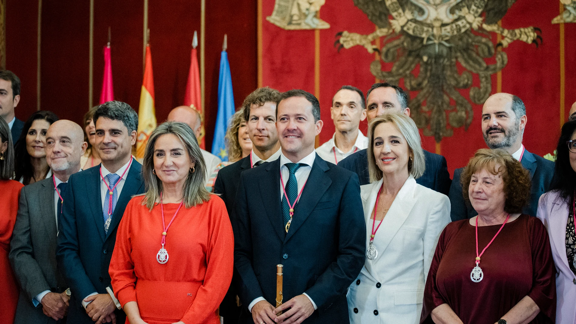 El nuevo alcalde de Toledo, Carlos Velázquez (PP) (2d), posa junto a la concejala de Vox, Inés Cañizares (2i), y la alcaldesa saliente (PSOE), Milagros Tolón, durante la sesión de constitución del Ayuntamiento de Toledo, a 17 de junio de 2023, en Toledo, Castilla-La Mancha (España). Los casi 8.100 ayuntamientos españoles en los que el pasado 28 de mayo se celebraron elecciones municipales se constituyen y eligen alcalde hoy, después de que las juntas electorales de zona hayan proclamado a las...