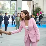 Ayuso con traje rosa de Zara.