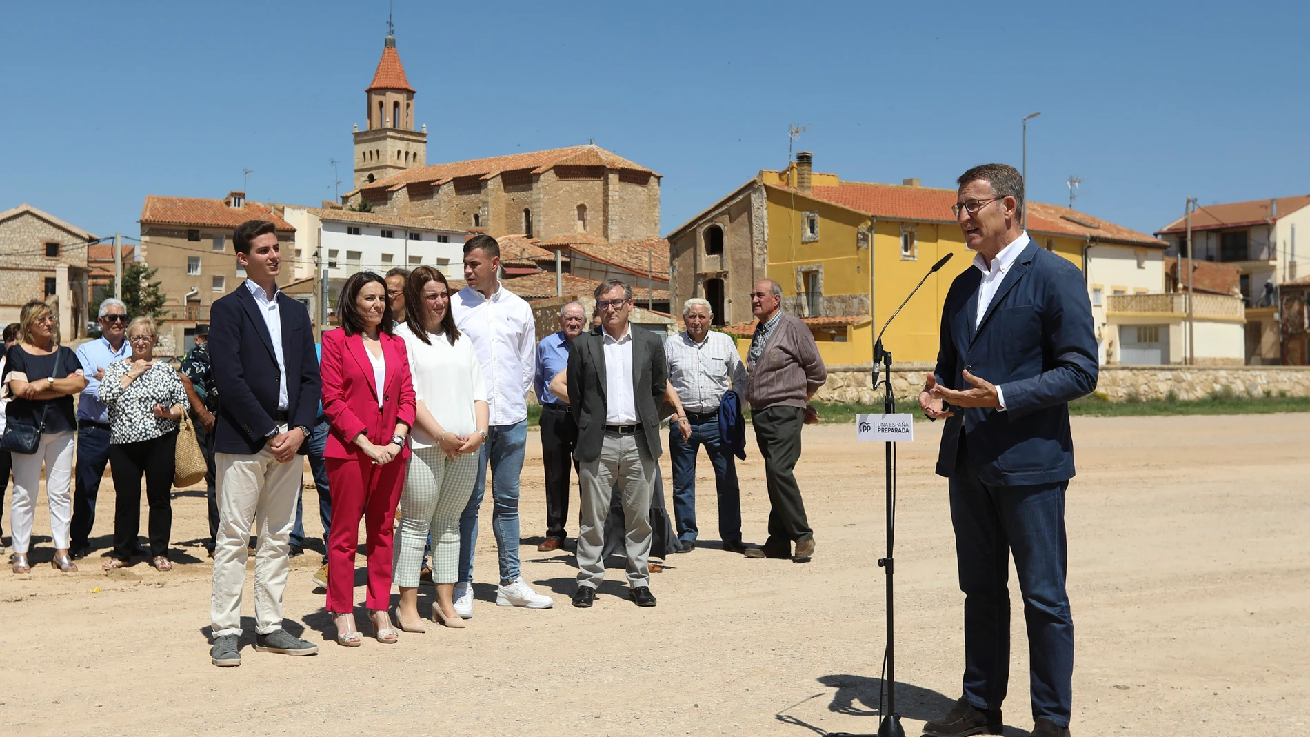 CELADAS (TERUEL), 17/06/2023.- El presidente del PP, Alberto Núñez Feijóo, ha reivindicado este sábado la importancia de la política de proximidad y su compromiso con la España rural con su presencia en la constitución del Ayuntamiento de Celadas, un pueblo de la provincia de Teruel de 362 habitantes, en el que ha sido revalidada alcaldesa, con mayoría absoluta de 4 concejales frente a los 3 del PSOE, la popular Raquel Clemente. EFE/Antonio Garcia