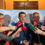 Juanma Moreno dice que el acuerdo de PP y Vox en Huelva "trasciende de lo político" dadas las "relaciones personales"