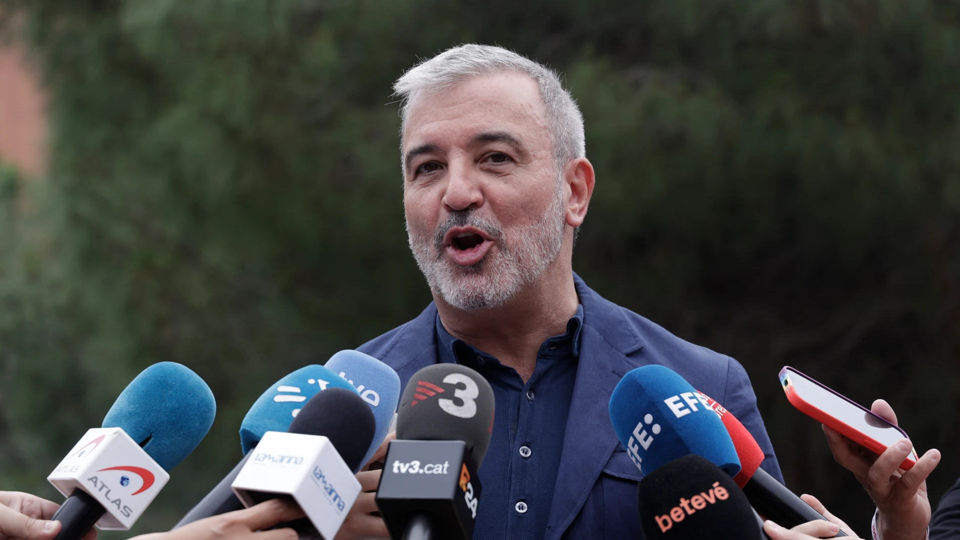 BARCELONA, 18/06/2023.- El alcalde de Barcelona, Jaume Collboni, atiende a los medios de comunicación tras asistir este domingo al concurso de paellas de La Marina del Port en su primera visita a un barrio de la ciudad en su nuevo cargo EFE/Quique García