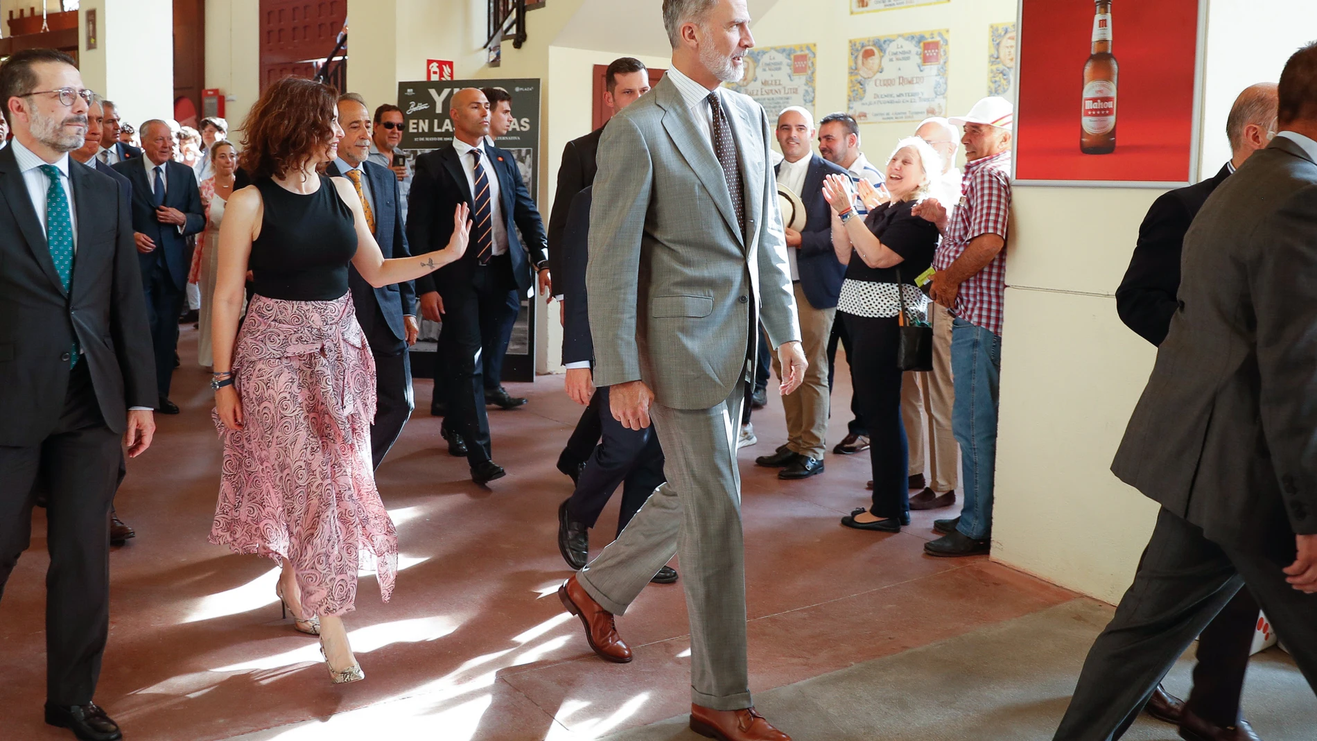 Isabel Díaz Ayuso luce una falda midi fluida para una tarde de toros en las Ventas