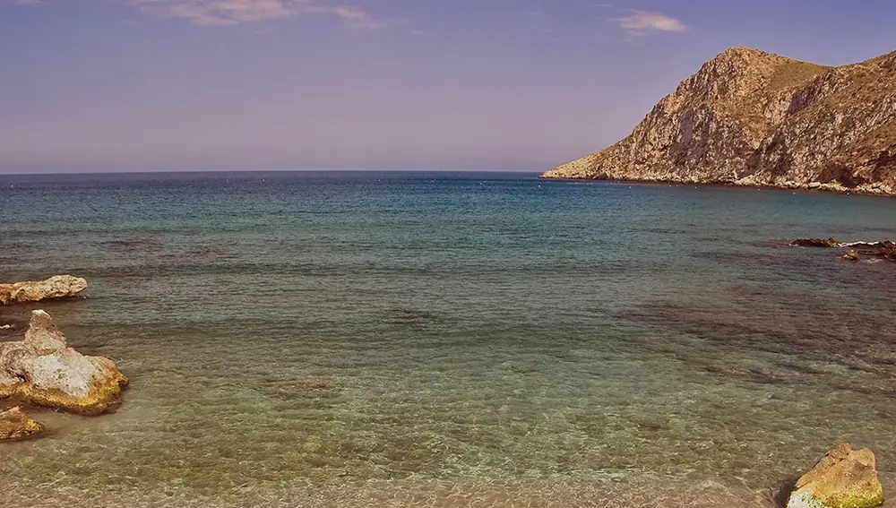 Date un baño en las aguas cristalinas de estas playas y adéntrate en el interior de esta Sierra