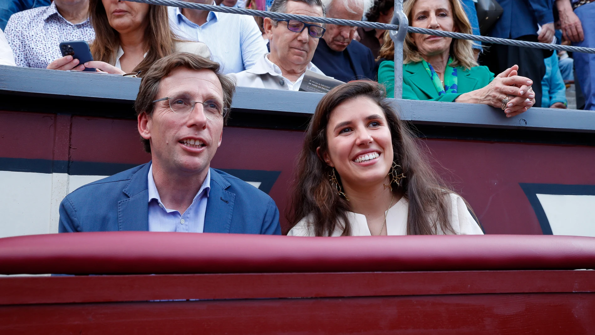 Teresa Urquijo, la novia de Almeida, sorprendía con un look de lo más sencillo y favorecedor en la Plaza de las Ventas