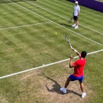 Alcaraz se entrena sobre hierba en Queens