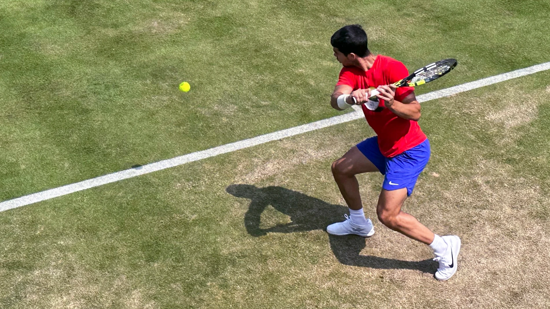 LONDRES, 18/06/2023.- El tenista murciano Carlos Alcaraz se ha entrenado sobre hierba este domingo en Londres, donde tomará parte la semana que viene en el torneo de Queens para luego disputar el tercer Grand Slam de la temporada, el de Wimbledon, que se disputará del 3 al 16 de julio en la capital inglesa. EFE/Manuel Sánchez