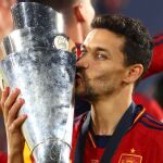 Jesús Navas besa el título de la UEFA Nations League